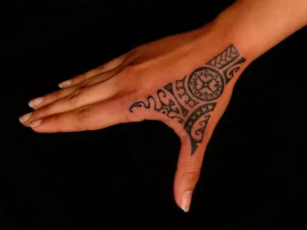Tatuagem mori na mão