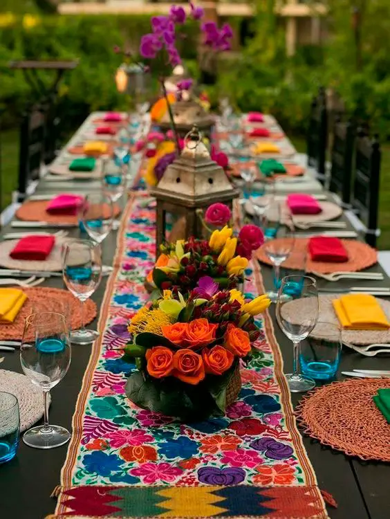 Como arrumar uma mesa de jantar colorida