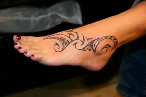Tatuagem de tribal nos pés