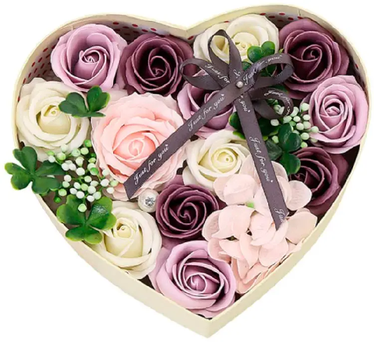 Conjunto de sabonete de flores com caixa em formato de coração