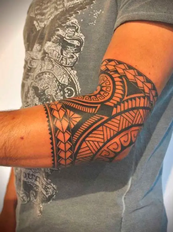 Tatuagem de tribal no cotovelo