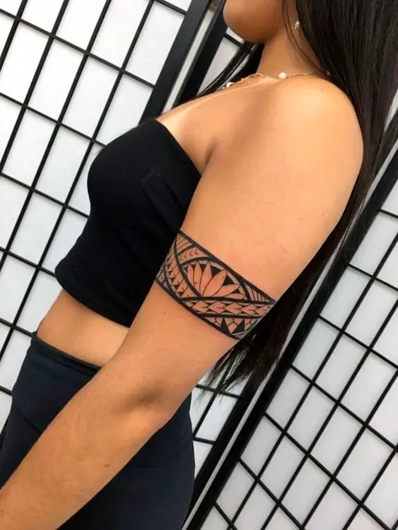 Tatuagem no braço feminina tribal