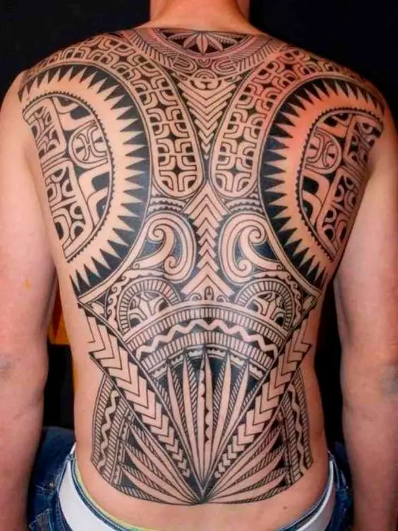 Tatuagem nas costas masculina tribal
