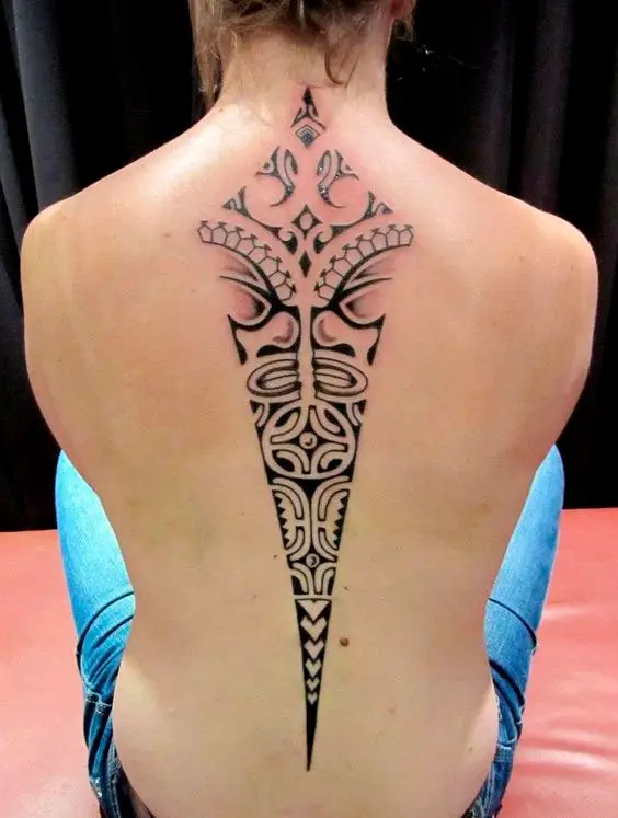 Tatuagem de tribal feminina na coluna