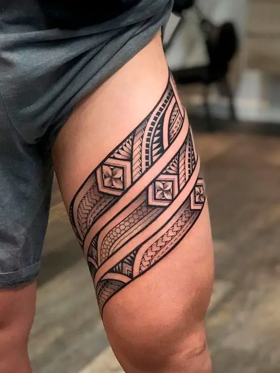Tatuagens na coxa tribais