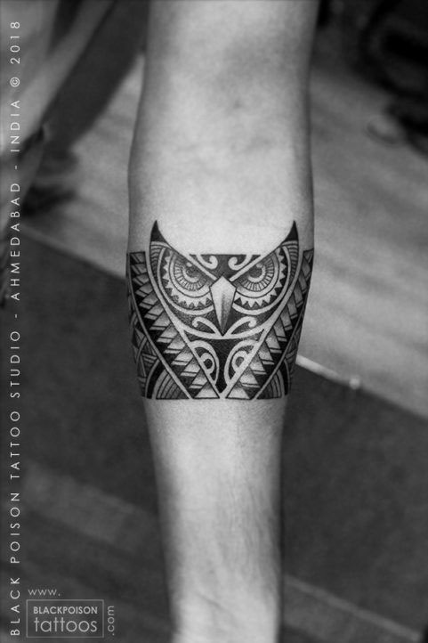 Tatuagem de coruja tribal