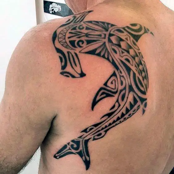 Tatuagem tribal de tubarão