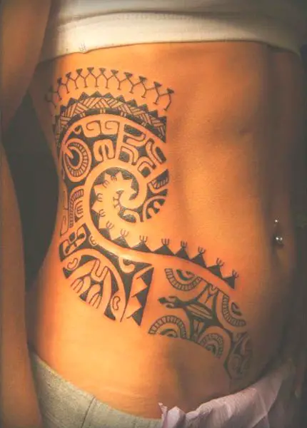 Tatuagem polinésia na costela e barriga
