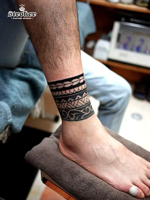 Tatuagem de tribal no tornozelo