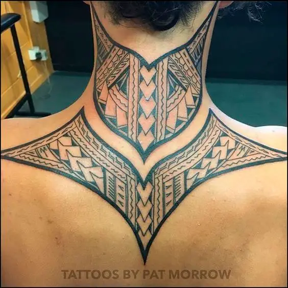 Tatuagem na nuca tribal