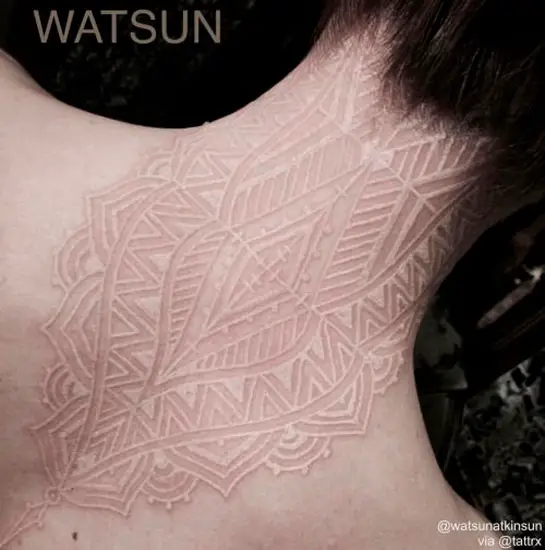 Tatuagem de tribal branca na nuca