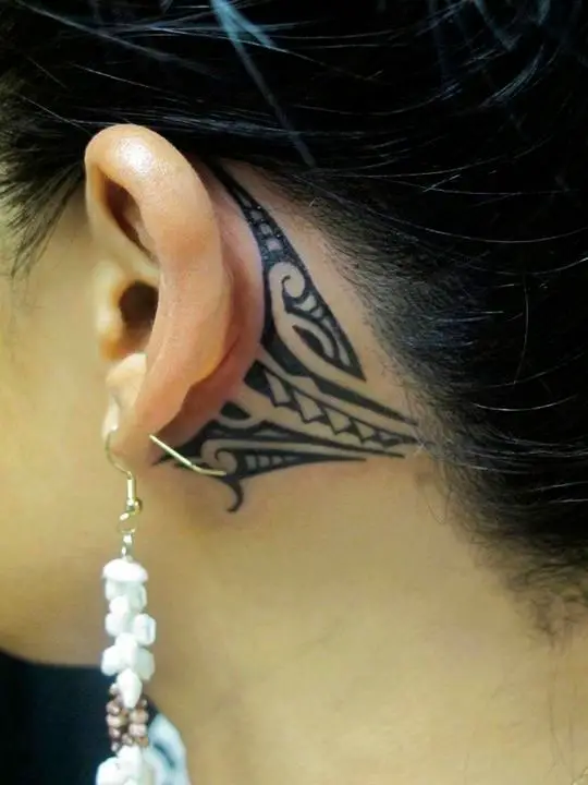 Tatuagem atrás da orelha tribal