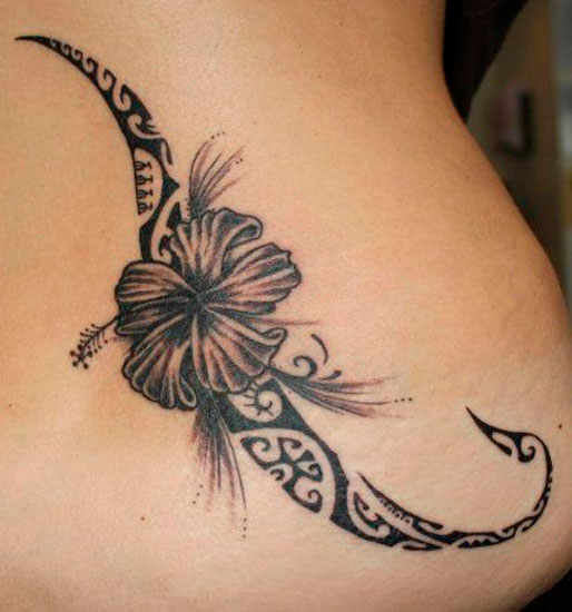 Tatuagem polinésia com flor
