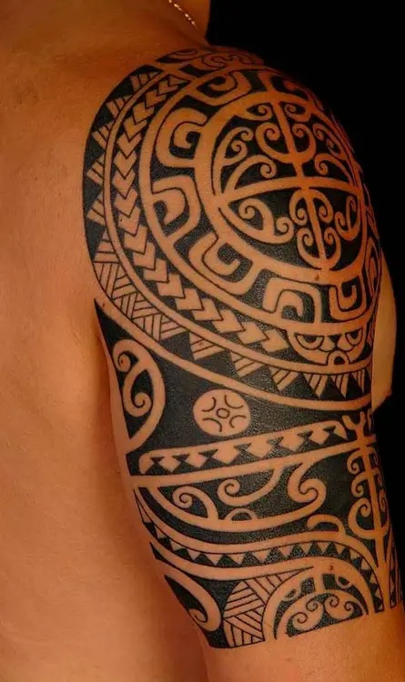 Tatuagem no ombro de tribal
