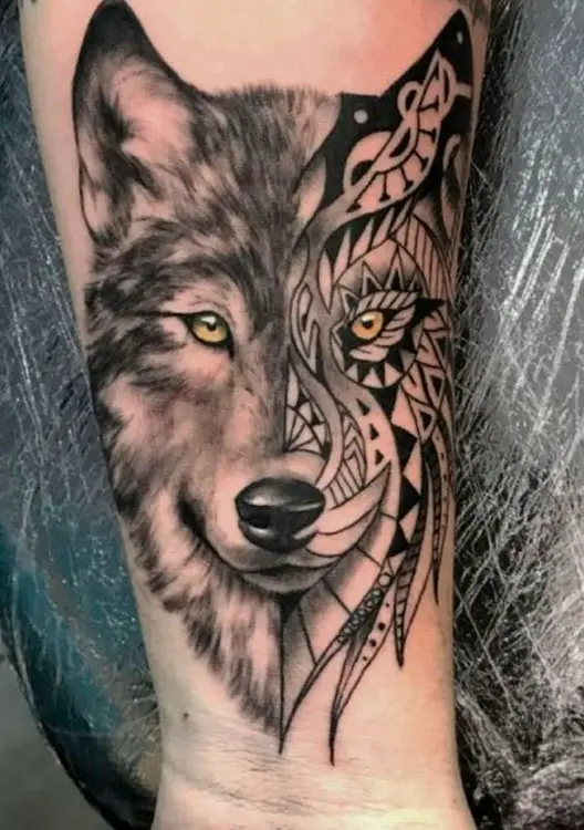 Tatuagem de lobo tribal