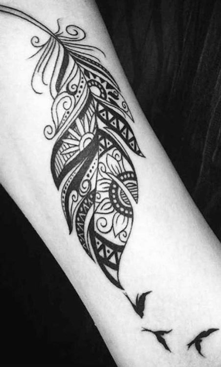 Tatuagem tribal de pena