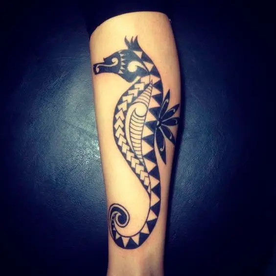 Tatuagem maori de cavalo marinho
