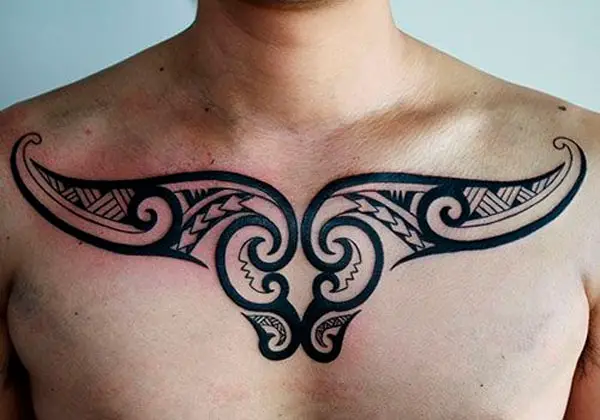 Tatuagem de tribal com cauda de baleia