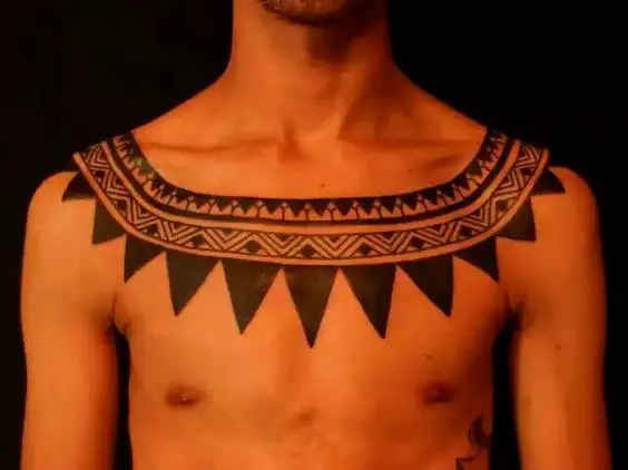 Tatuagem tribal em forma de colar