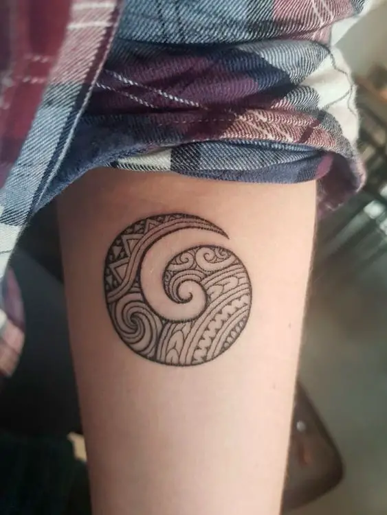 Tatuagem de tribal em espiral