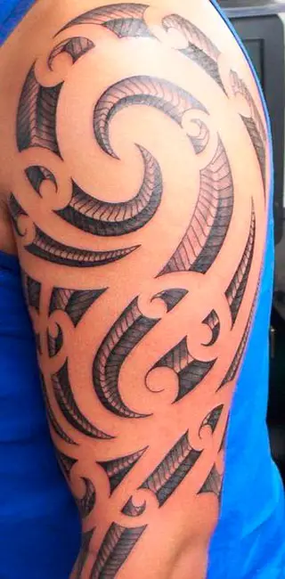 Tatuagem de cobra tribal no braço