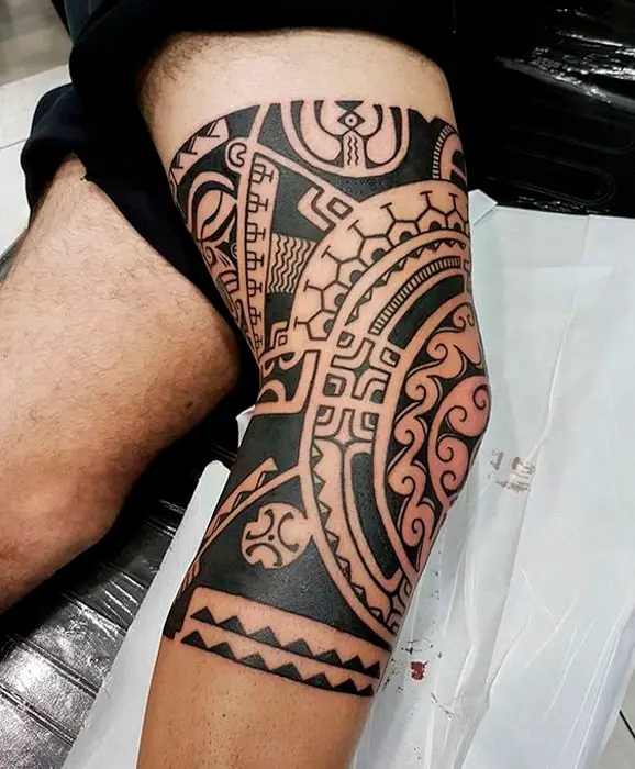 Tatuagem tribal no joelho
