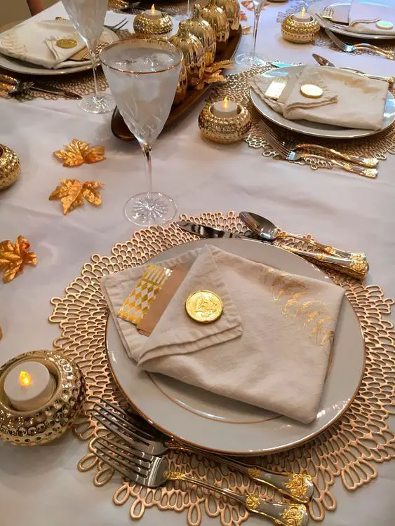 Aposte no branco e dourado para decoração da mesa de jantar