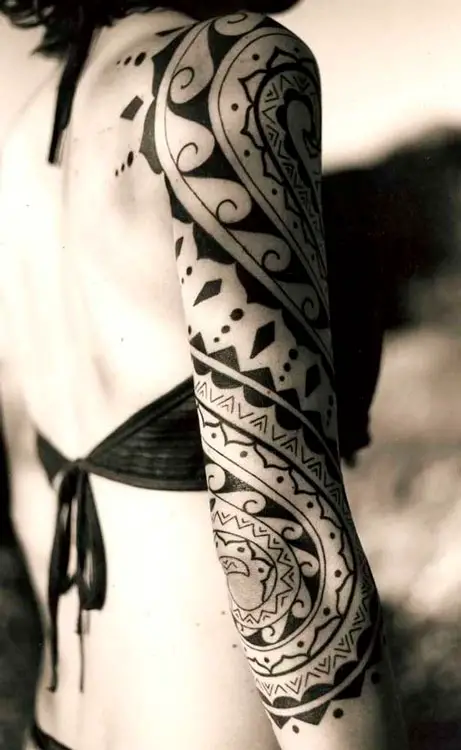 Tatuagem feminina no ombro e braço tribal