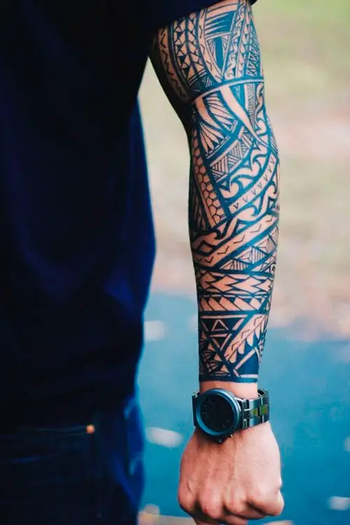 Tatuagem braço fechado masculina tribal