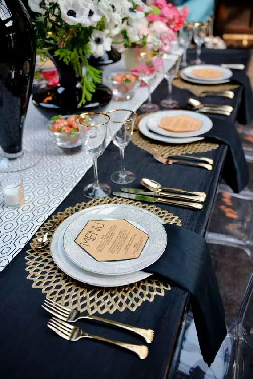 Na decoração da mesa de jantar opte pelo requinte do branco e preto