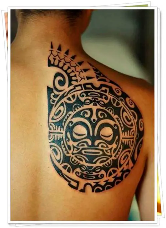 Tatuagem masculina nas costas tribal