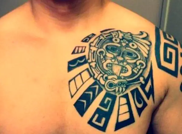 Tatuagem de tribal masculina no peito