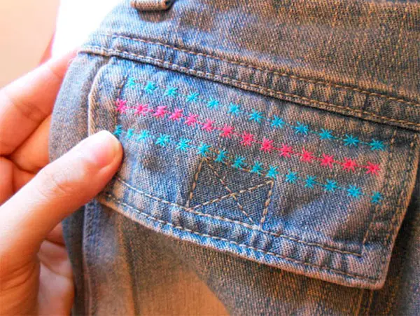 Bolso da calça jeans customizado com pontos decorativos