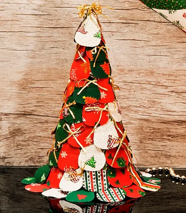 Árvore de Natal com pétalas de tecido
