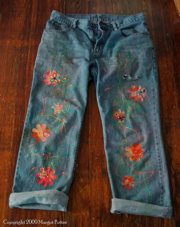 Calça jeans com aplique de flores e tinta