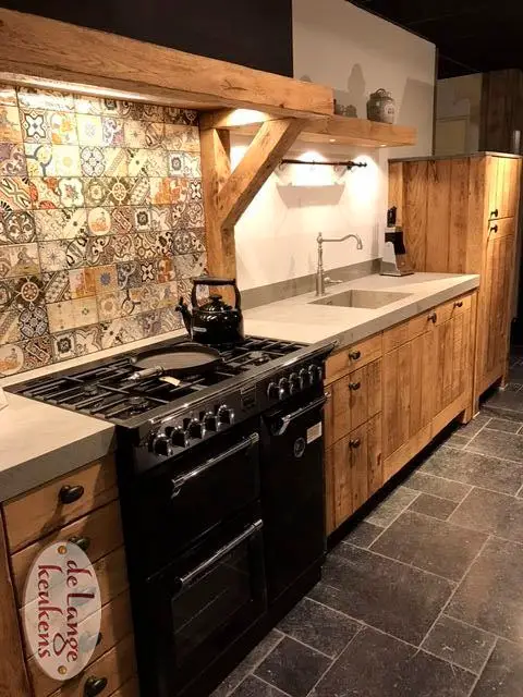 Cozinha de carvalho com azulejo colorido