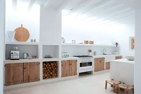 Cozinha branca com detalhes em madeira