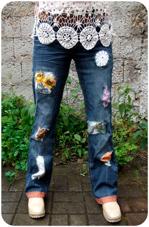 Remendos de tecido na customização da calça jeans