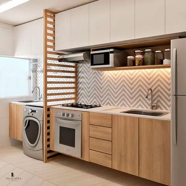 Área de serviço integrada com a cozinha, mas com divisória simples