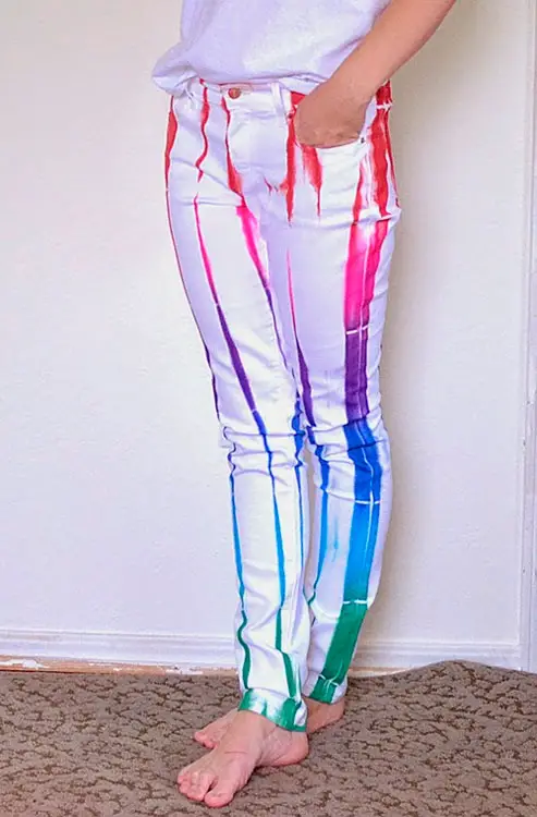 Calça jeans arco-iris com tinta spray