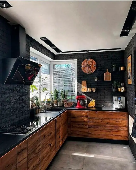 Cozinha preta com madeira