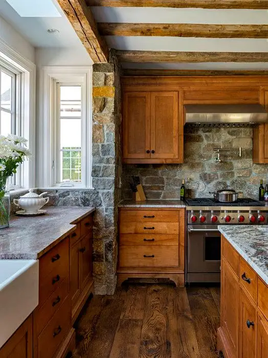 Pedra e madeira na cozinha rústica