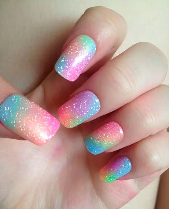 Unha arco-íris pastel com glitter