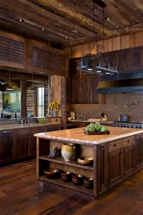 Chão e teto de madeira na cozinha