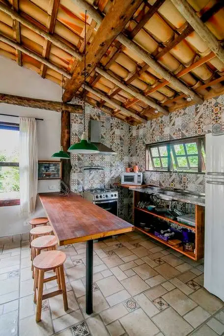 Cozinha rústica com bancos de madeira