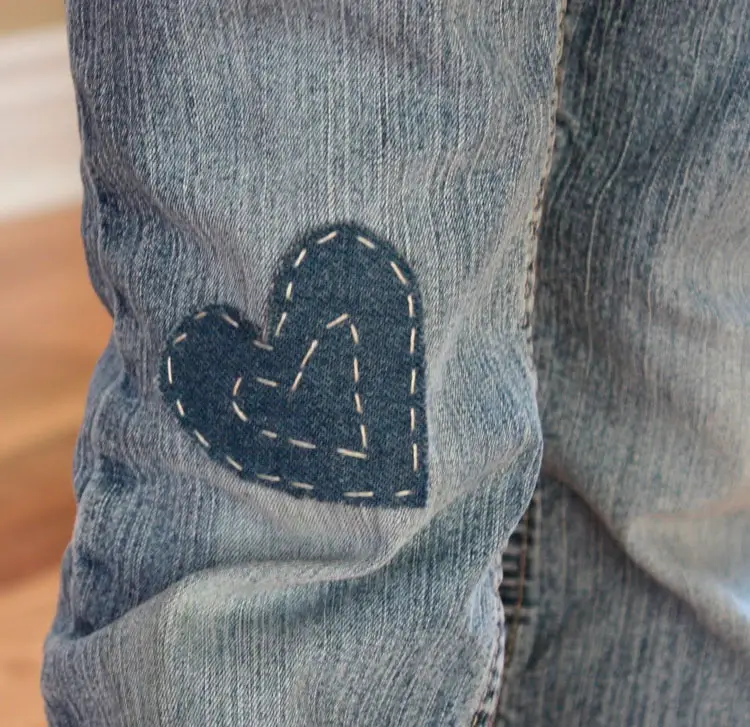 Customização de calça jeans com remendo de coração