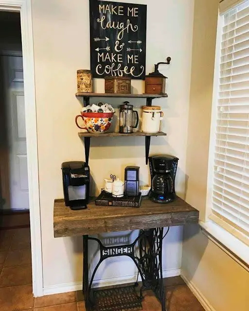 Mesa antiga de máquina de costura para o cantinho do café