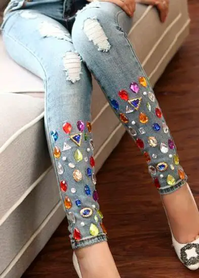 Pedras coloridas na calça jeans