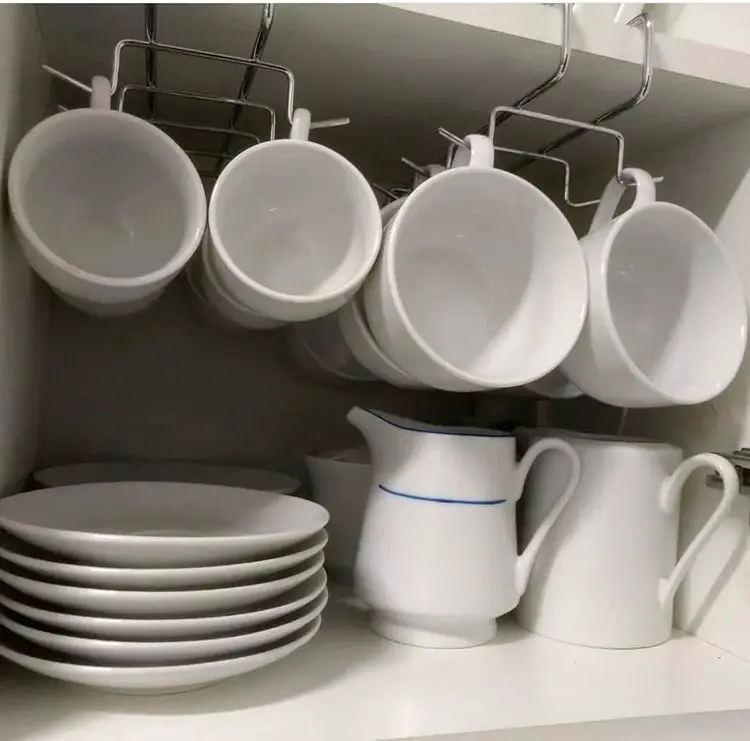 Como organizar armários de cozinha: pendure as xícaras