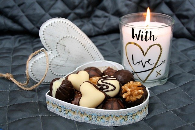Chocolates sortidos em caixa de coração para namorado